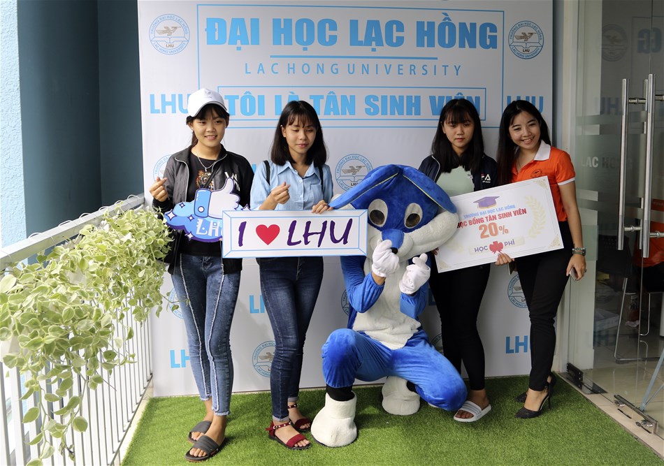 Ngày hội nhập học cùng tân sinh viên Đại học Lạc Hồng