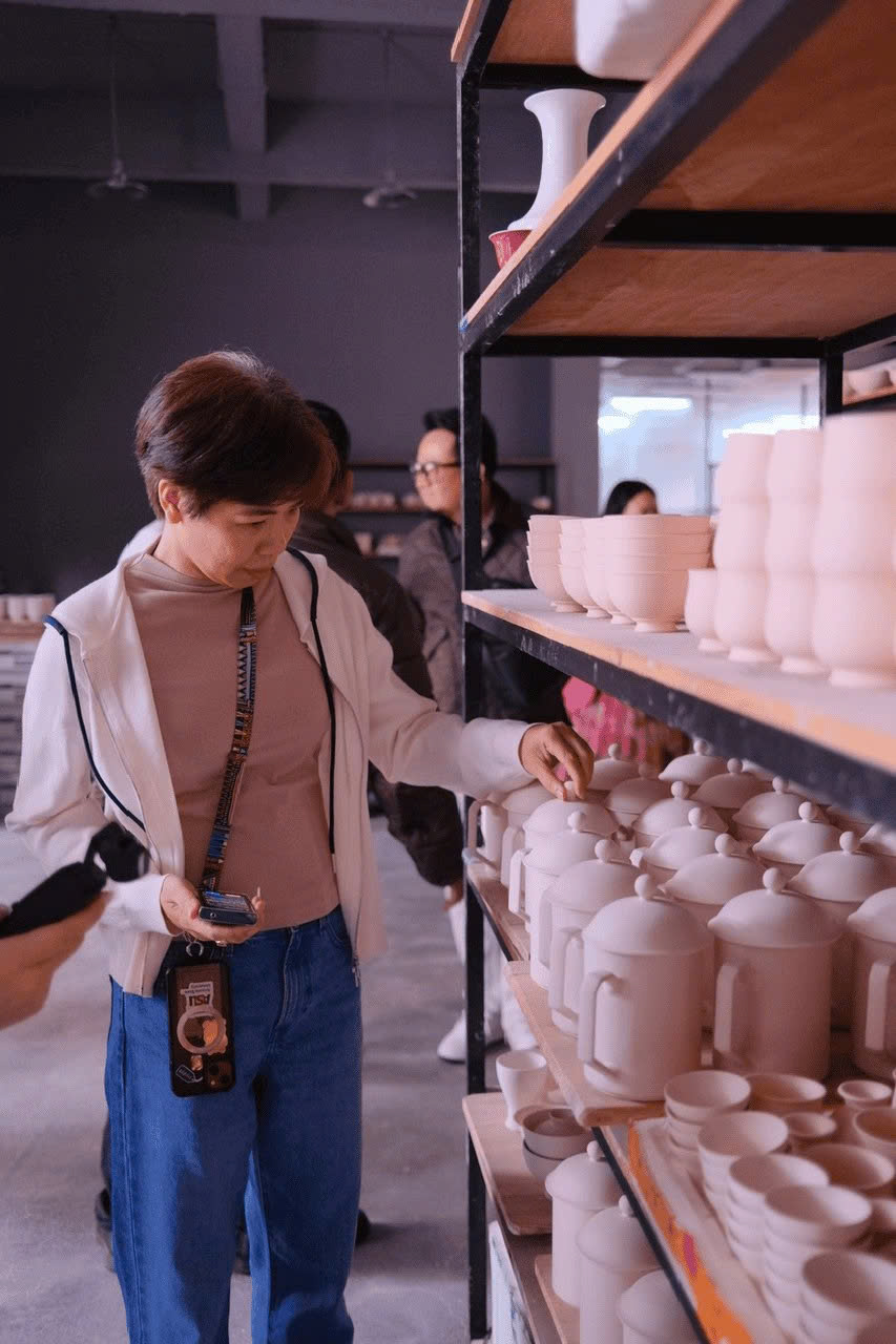 Practical experience at the pottery workshop, aiming towards a training model that integrates production and the commercialization of local products.