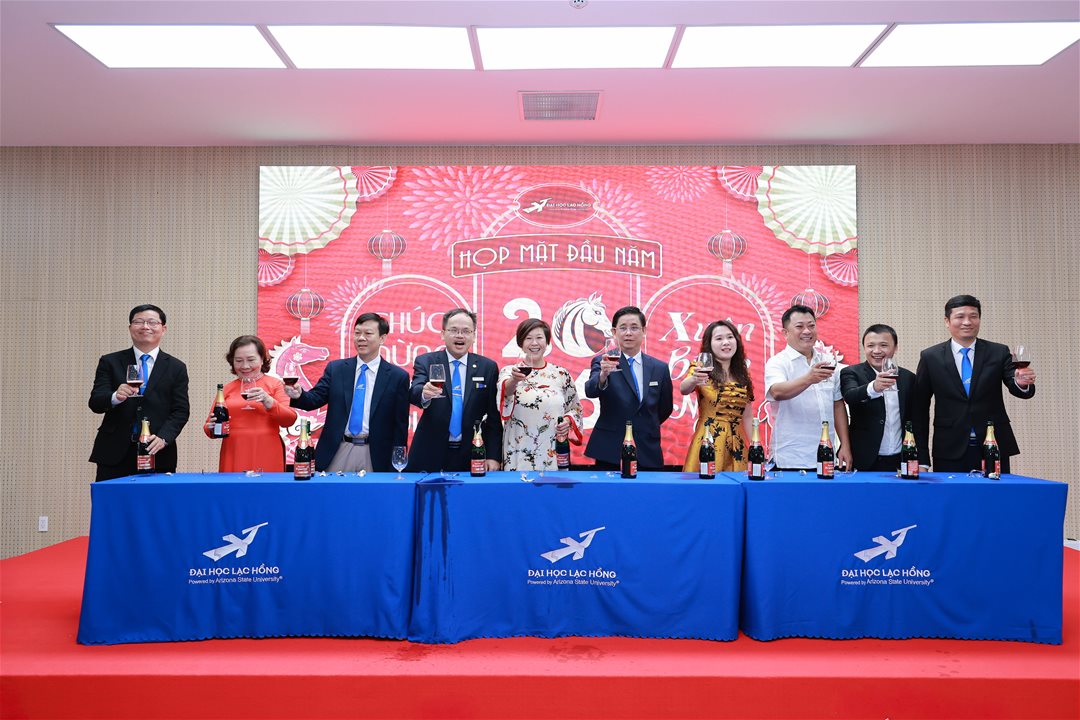 Khai rượu đầu xuân cùng ban giám hiệu Trường.