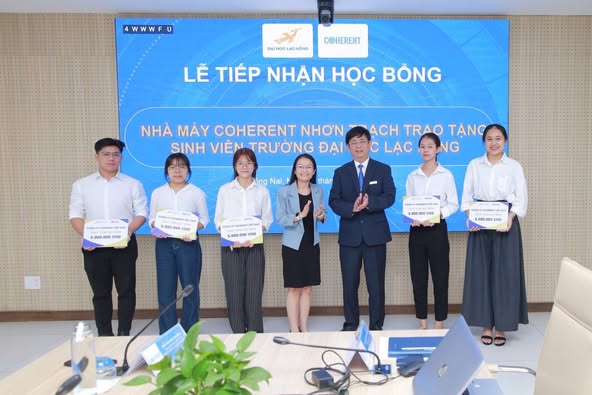 Sinh viên Ngành Quan hệ Công chúng được nhận các loại học bổng